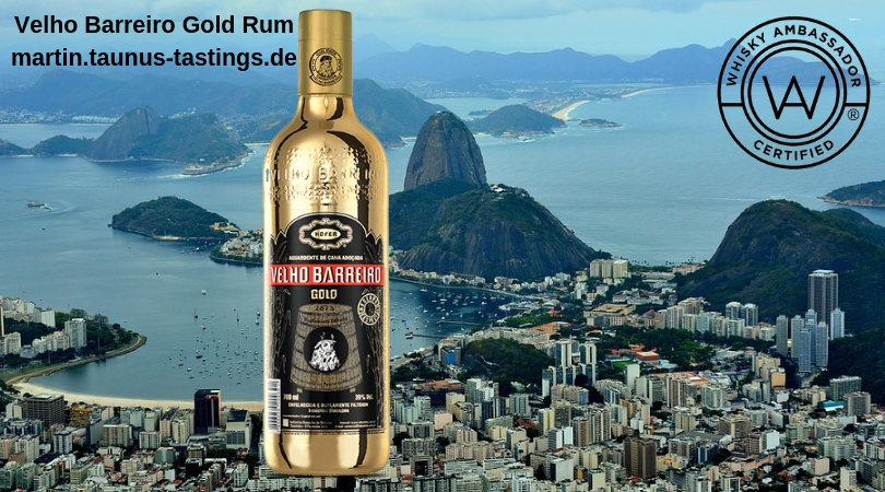 Eine Flasche Velho Barreiro Gold Rum, im Hintergrund Rio