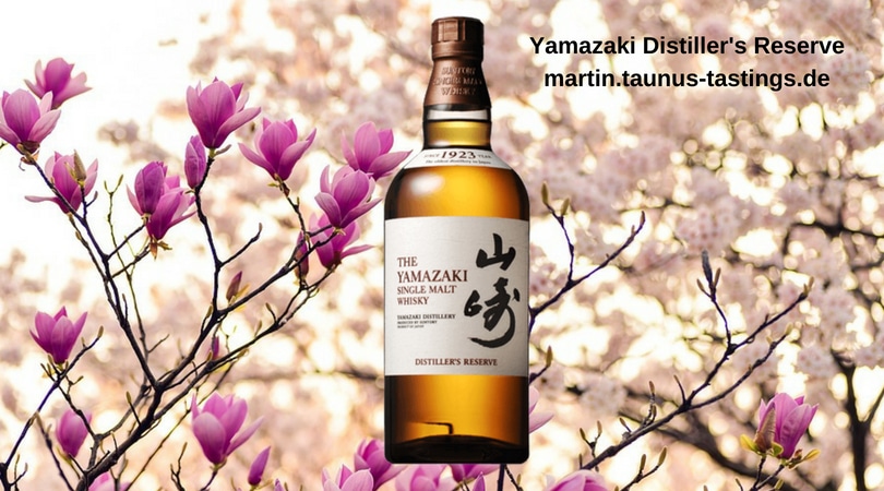 Eine Flasche Yamazaki Distiller's Reserve, im Hintergrund Mandelblüten