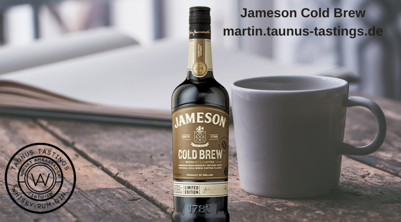 Eine Flasche Jameson Cold Brew, im Hintergrund eine Kaffeetasse und ein Buch 