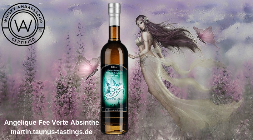 Eine Flasche Angelique Fee Verte Absinthe, im Hintergrund eine Fee