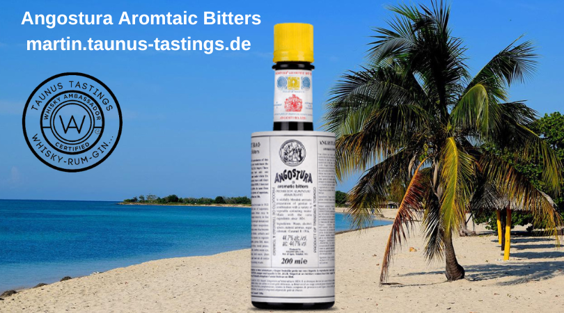 Eine Flasche Angostura Aromatic Bitters, im Hintergrund ein Strand auf Trinidad