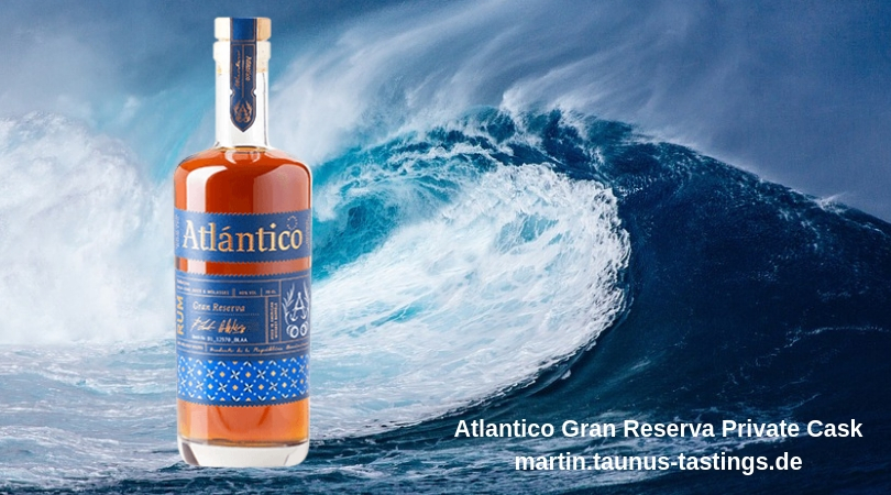 Eine Flasche Atlantico Gran Reserva, im Hintergrund Wellen im Atlantik