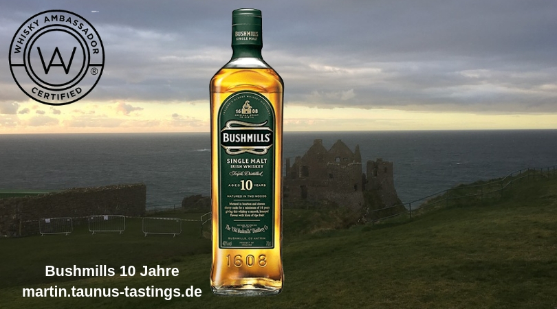 Eine Flasche Bushmills 10 Jahre, im Hintergrund eine Ruine in Irland