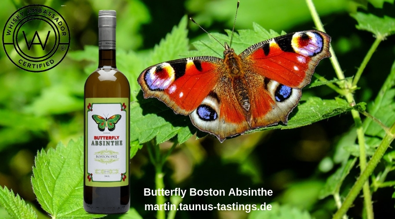 Eine Flasche Butterfly Boston Absinthe, im Hintergrund ein Schmetterling