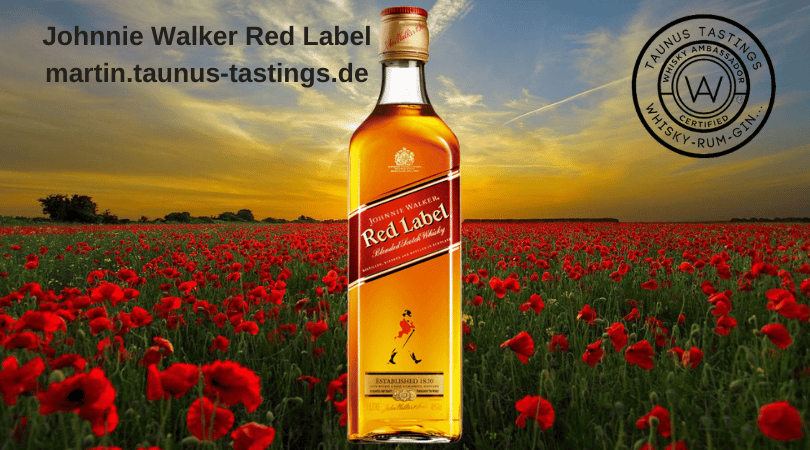 Eine Flasche Johnnie Walker Red Label, im Hintergrund ein Mohnfeld