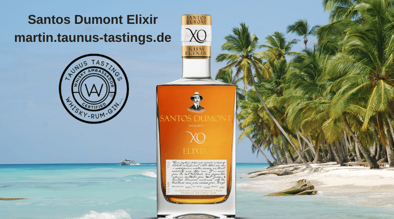 Eine Flasche Santos Dumont Elixir, im Hintergrund ein Strand in der Karibik
