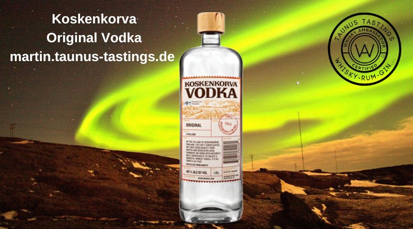 Eine Flasche Koskenkorva Original Vodka, im Hintergrund eine Aurora in Finland