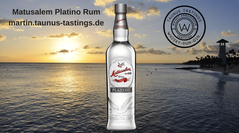 Eine Flasche Matusalem Platino Rum, im Hintergrund ein Küstenabschnitt auf der Dom. Rep.