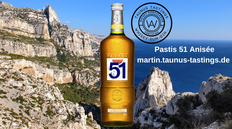 Eine Flasche Pastis 51 Anisée, im Hintergrund die Küste von Marseille