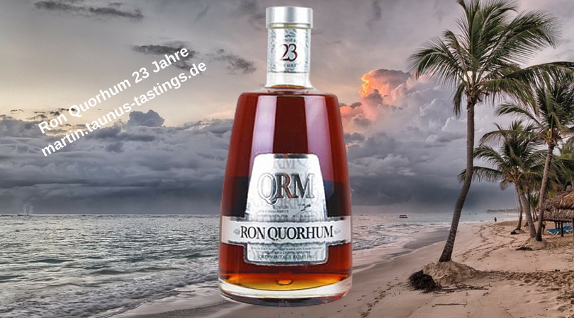 Eine Flasche Ron Quorhum 23 Jahre, im Hintergrund ein Strand auf der Dom. Rep.