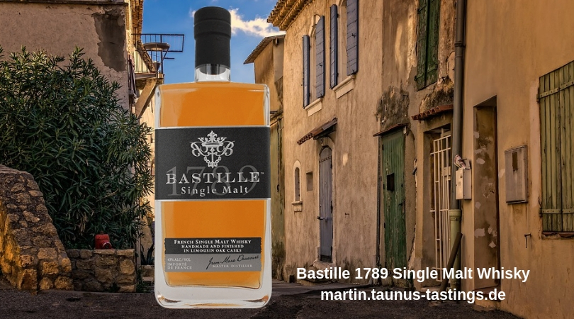 Eine Flasche Bastille 1789 Single Malt Whisky, im Hintergrund eine Gasse in Frankreich