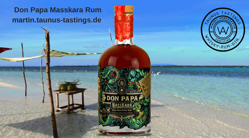 Eine Flasche Don Papa Masskara Rum, im Hintergrund ein Strand auf den Philippinen