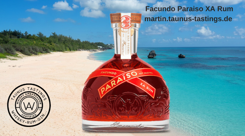 Eine Flasche Facundo Paraiso XA Rum, im Hintergrund ein Strand in der Karibik