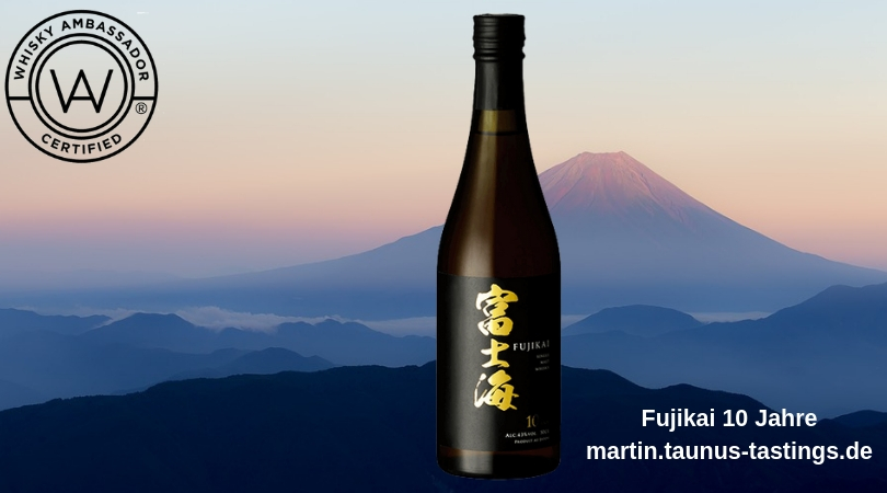 Eine Flasche Fujikai 10 Jahre, im Hintergrund ein Berg in Japan