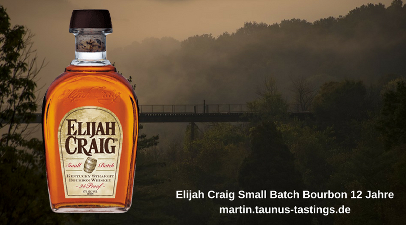 Eine Flasche Elijah Craig Small Batch Bourbon 12 Jahre, im Hintergrund eine Landschaft im Amerika