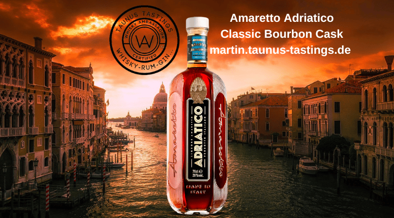 Eine Flasche Amaretto Adriatico Classic Bourbon Cask, im Hintergrund ein Kanal in Venedig