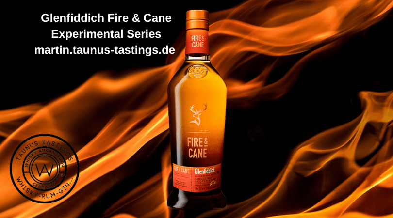 Eine Flasche Glenfiddich Fire & Cane Experimental Series, im Hintergrund Flammen