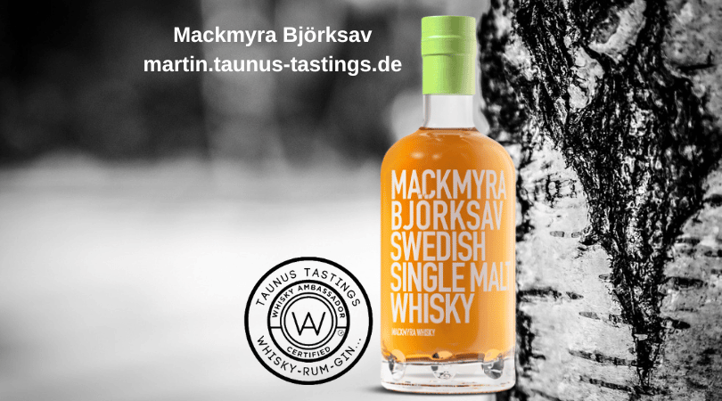 Eine Flasche Mackmyra Björksav Swedish Single Malt Whisky, im Hintergrund eine Birke