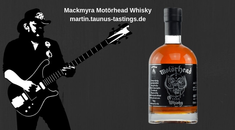 Eine Flasche Mackmyra Motörhead Whisky, im Hintergrund Lemmy