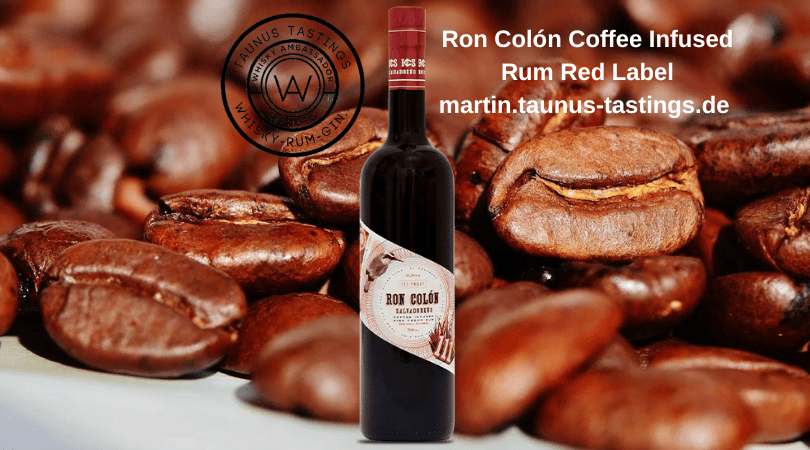 Eine Flasche Ron Colón Coffee Infused Rum Red Label, im Hintergrund Kaffeebohnen