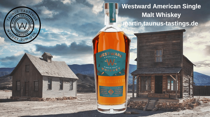 Eine Flasche Westward American Single Malt Whiskey, im Hintergrund Häuser im wilden Westen