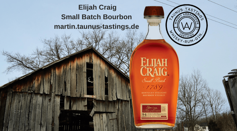 Eine Flasche Elijah Craig Small Batch Bourbon, im Hintergrund ein alter Schuppen in Kentucky