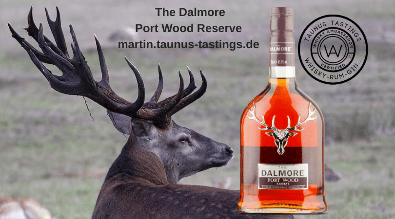 Eine Flasche Dalmore Port Wood Reserve, im Hintergrund ein Hirsch 🦌 