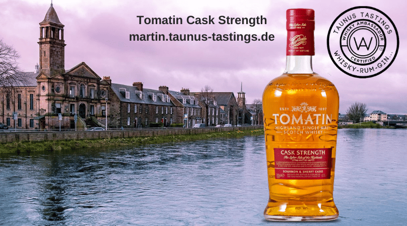 Eine Flasche Tomatin Cask Strength, im Hintergrund Inverness