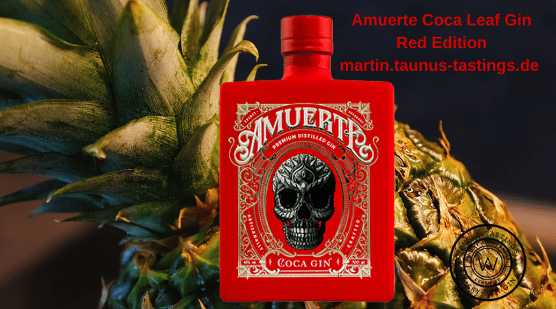 Eine Flasche Amuerte Coca Leaf Gin Red Edition, im Hintergrund eine Ananas