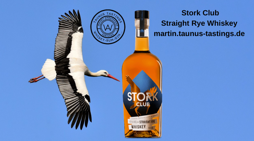 Eine Flasche Stork Club Straight Rye Whiskey, im Hintergrund ein fliegender Storch