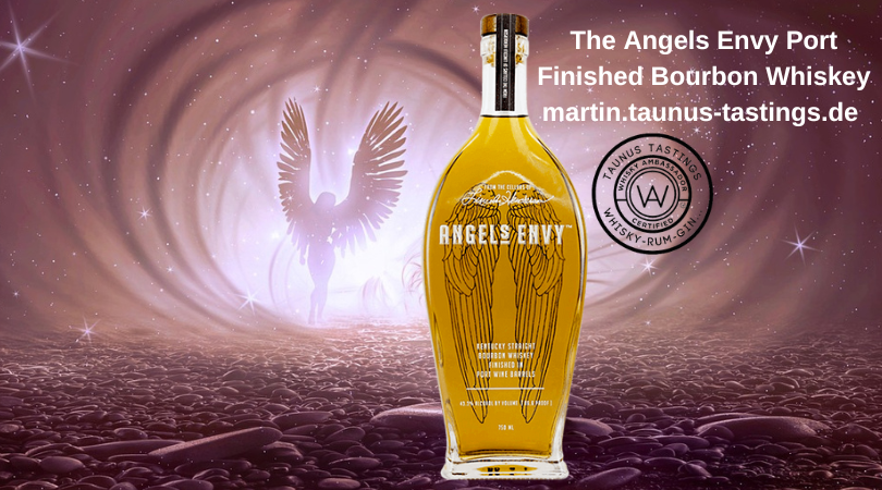 Eine Flasche Angels Envy Port Finished, im Hintergrund ein Engel