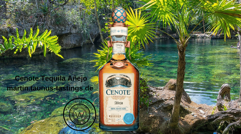 Eine Flasche Cenote Tequila Añejo, im Hintergrund ein "Brunnen" in Jalsco, Mexico