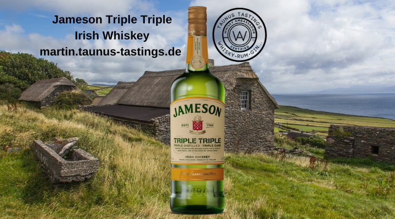 Eine Flasche Jameson Triple Triple Irish Whiskey, im Hintergrund ein irisches Cottage
