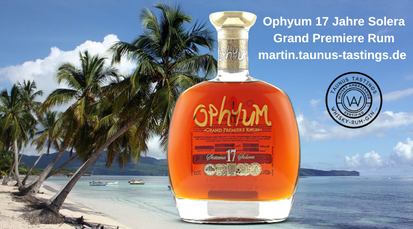 Eine Flasche Ophyum 17 Jahre Solera Grand Premium Rum, im Hintergrund ein Strand in der Dom. Rep.