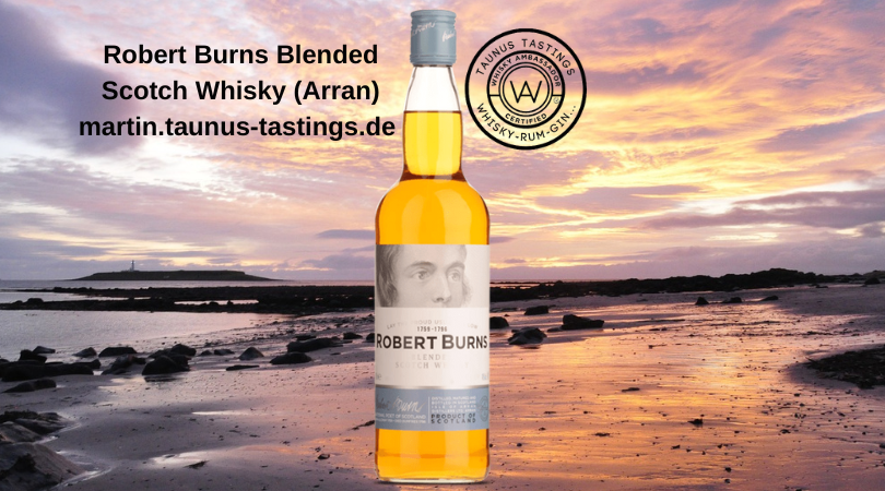 Eine Flasche Robert Burns Blended Scotch Whisky, im Hintergrund ein Sonnenaufgang auf der Insel Arran