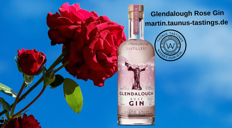 Eine Flasche Glendalough Rose Gin, im Hintergrund eine Rose