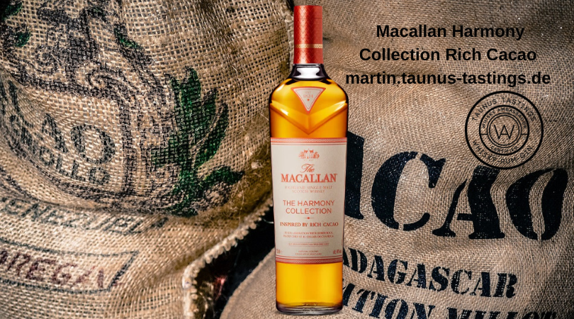 Eine Flasche The Macallan Harmony Collection - Im Hintergrund Cacao-Säcke aus Madagascar