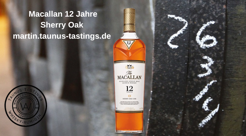 Eine Flasche Macallan 12 Jahre Sherry Oak - Im Hintergrund Sherry Fässe