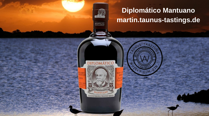 Eine Flasche Diplomático Mantuano , im Hintergrund ein Sonnenuntergang in Venezuela