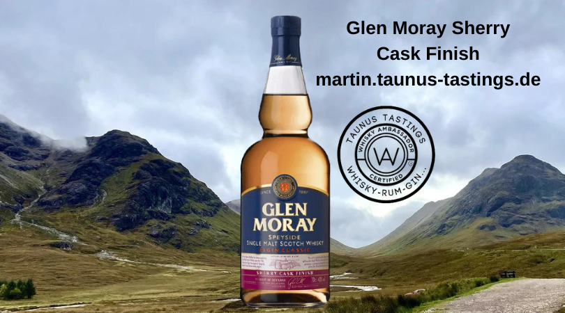 Eine Flasche Glen Moray Sherry Cask Finish, im Hintergrund eine Landschaft in Schottland