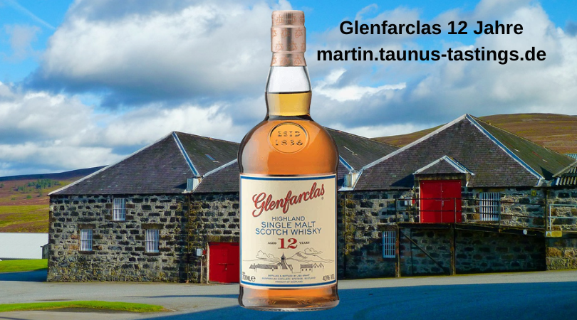 Eine Flasche Glenfarclas 12 Jahre, im Hintergrund Gebäude der Brennerei.