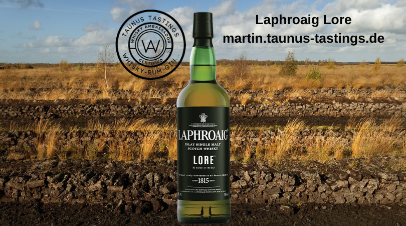 Eine Flasche Laphroaig Lore, im Hintergrund Torffelder in Schottland