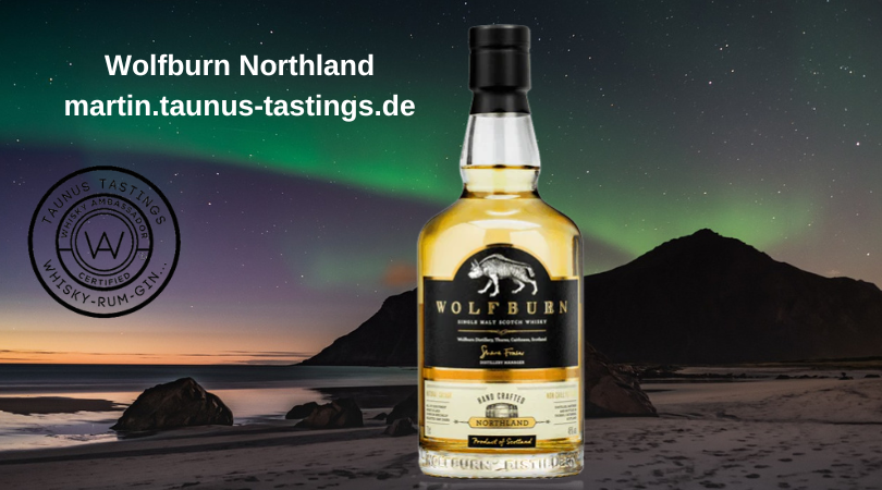 Eine Flasche Wolfburn Northland, im Hintergrund Nordlichter über Schottland