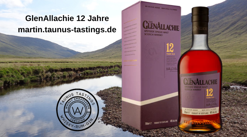 Eine Flasche Glenallachie 12 Jahre, im Hintergrund ein Fluss in Schottland