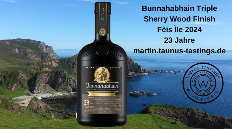 Eine Flasche Bunnahabhain Triple Sherry Wood Finish Fèis Ìle 2024 23 Jahre, im Hintergrund ein Küstenabschnitt auf der Insel Islay