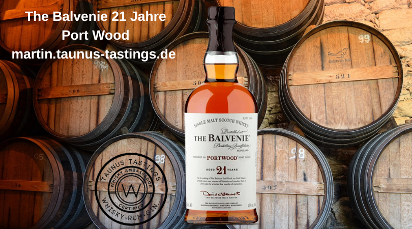 Eine Flasche The Balvenie 21 Jahre Port Wood, im Hintergrund Portweinfässer