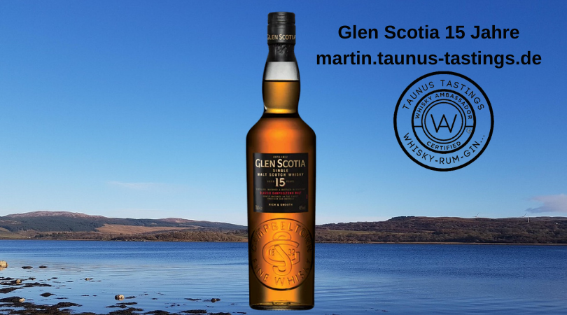 Eine Flasche Glen Scotia15 Jahre, im Hintergrund eine Landschaft in Campbelltown