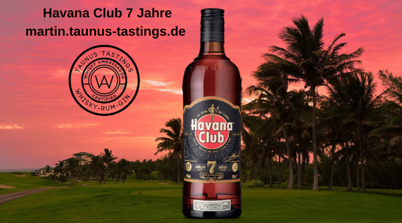 Eine Flasche Havana Club 7 Jahre, im Hintergrund ein Strand auf Cuba