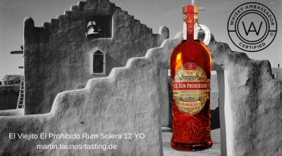 Eine Flasche El Viejito El Prohibido Rum Solera 12 Jahre, im Hintergrund Häuser in Mexico
