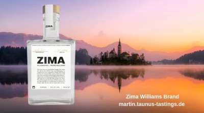 Eine Flasche Zima Williams Brand, im Hintergrund eine Landschaft in Slowenien